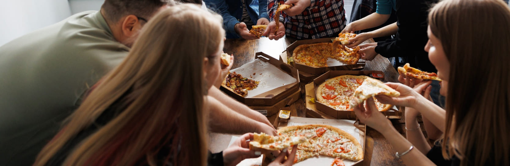 Как мемы, &laquo;я&nbsp;выжил&raquo; и&nbsp;пицца от&nbsp;Таиланда до&nbsp;Бреста стали нашей корпоративной культурой